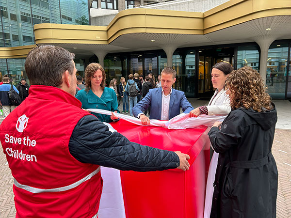 Save the Children met groot rood cadeau voor de tweede kamer