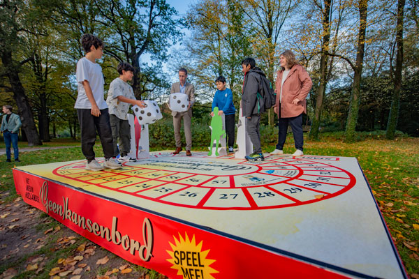Kinderen op een levensgroot (Geen)Kansenbord spel