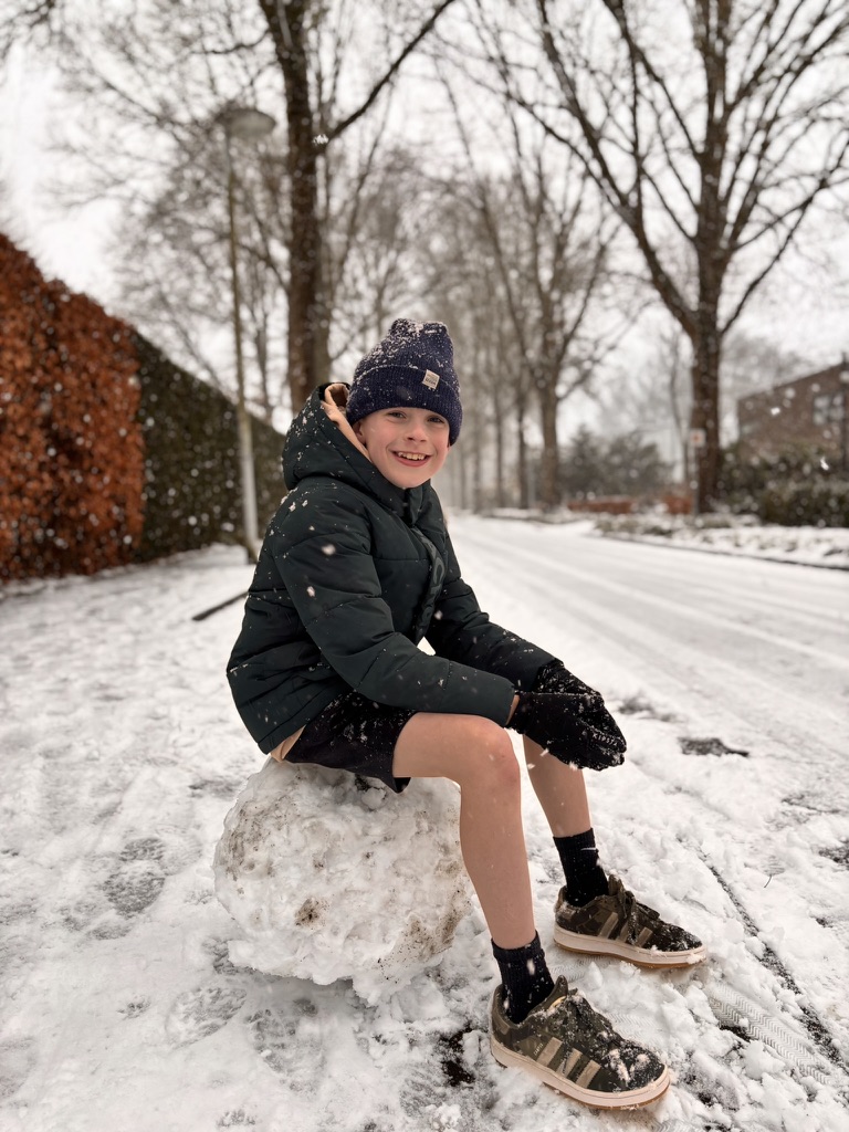 Siebe in korte broek in de sneeuw in Nederland